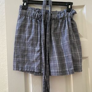 Black & white paper bag waist shorts